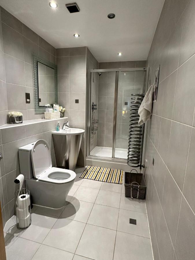 Fantastic And Modern City Centre Flat With Free Parking! カーディフ エクステリア 写真